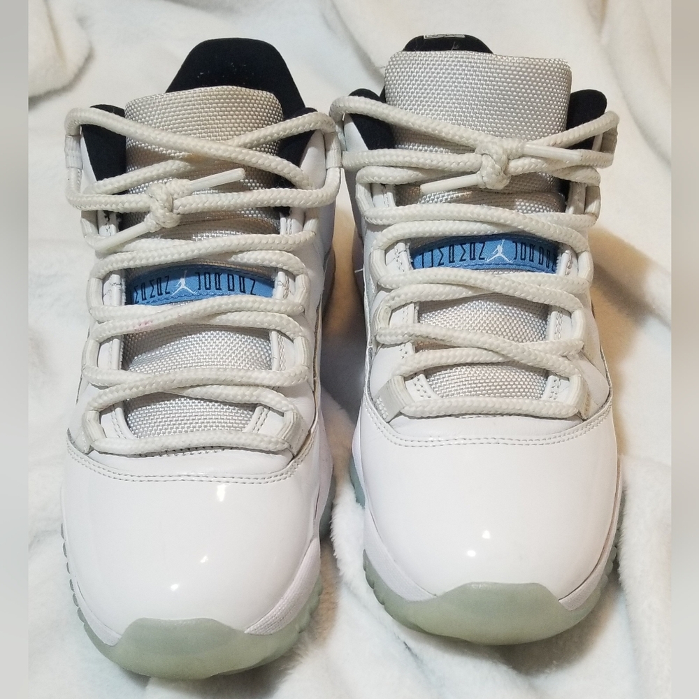 Jordan 11 Low White/Legend Blue Mens Size 7 Used.
